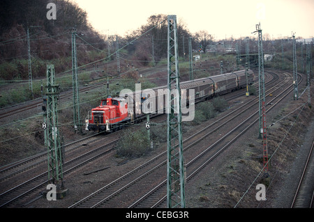 Treno merci in direzione sud attraverso la Colonia Germania Foto Stock