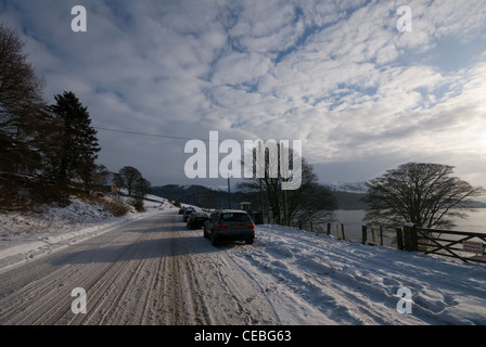 Coperta di neve A57 Snake Pass a Ladybower serbatoio nel Parco Nazionale di Peak District Foto Stock