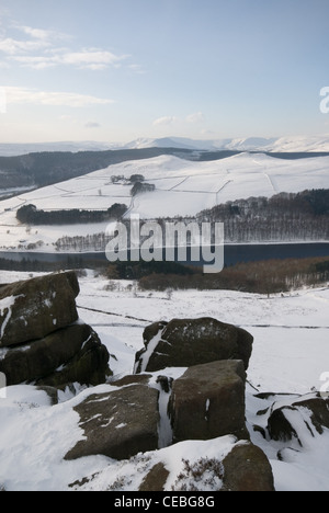 Neve pesante nella Derwent Valley e Ladybower serbatoio - Parco Nazionale di Peak District Foto Stock