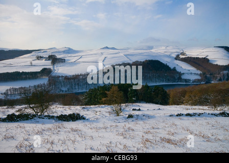 Neve pesante nella Derwent Valley e Ladybower serbatoio - Parco Nazionale di Peak District Foto Stock