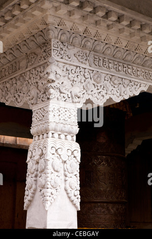 India, Arunachal Pradesh, Bomdila vecchio Gompa, calcestruzzo pilastro del nuovo edificio cast a guardare come legno intagliato Foto Stock