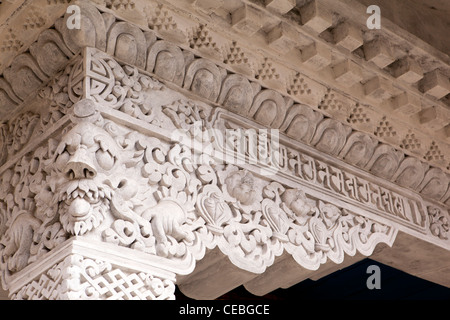 India, Arunachal Pradesh, Bomdila vecchio Gompa, calcestruzzo pilastro del nuovo edificio cast a guardare come legno intagliato Foto Stock