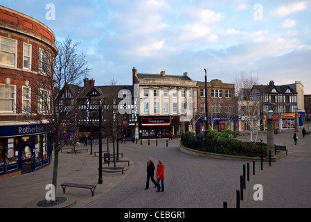 Tutti i Santi Square Rotherham con gli acquirenti mattina presto Foto Stock