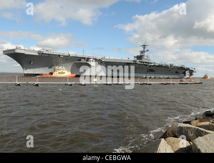 La portaerei USS Carl Vinson (CVN 70) transita nel fiume St. Johns alla base navale di Mayport. Carl Vinson partecipa al Southern Seas 2010 come parte di un trasferimento programmato da norfolk a San Diego da homeport. Foto Stock