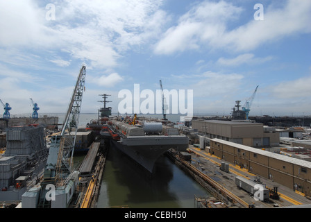 Le imbarcazioni da rimorchiatore tirano la USS Carl Vinson (CVN 70) fuori dal bacino di arenaggio mentre la portaerei transita lungo il fiume James verso un molo di attracco a Northop Grumman Newport News Shipyard in Virginia il 9 maggio 2007. Carl Vinson sta attualmente subendo la sua revisione programmata del complesso di raffe, un periodo di cantiere esteso che tutte le compagnie aeree della classe Nimitz attraversano vicino alla metà del loro ciclo di vita di 50 anni. Foto Stock