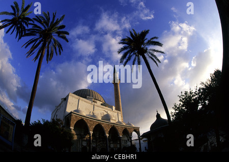 L'Al Jazzar Mosque noto anche come la Moschea Bianca, situato all interno delle mura della città vecchia di acri o Akko, chiamato dopo il bosniaco ottomano governatore Ahmad Pasha el-Jazzarin. Il nord di Israele Foto Stock