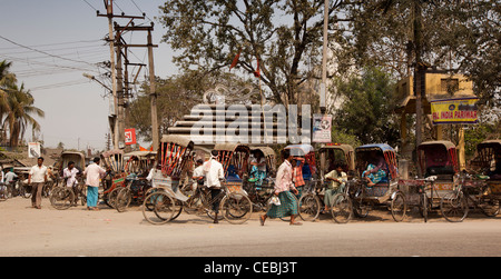 India, Assam, Mangaldai, MG Road, ciclo rickshaw wallahs in attesa di clienti presso il nodo stradale Foto Stock