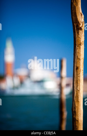 Posti per ormeggio gondole di fronte a San Giorgio Maggiore (defocalizzata sul background), Venezia, Italia Foto Stock