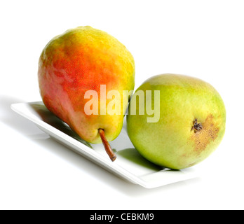 Due Pere ,Close Up ,su sfondo bianco Foto Stock