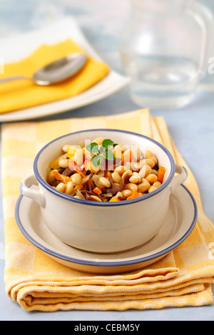 Stufato di fagioli di soia con funghi cinesi. Ricetta disponibile. Foto Stock