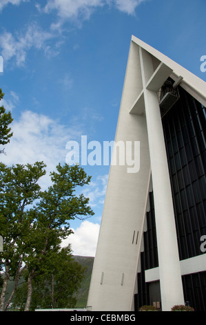 Norvegia tromso. 'Gateway per l'artico' che si trova al di sopra del circolo polare artico. attrazione famosa cattedrale artica, anteriore esterno. Foto Stock