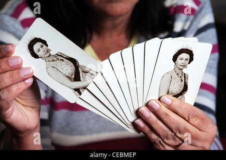 Donna che mantiene la Regina Elisabetta II silver jubilee giocando a carte, Inghilterra, Regno Unito, Europa occidentale. Foto Stock