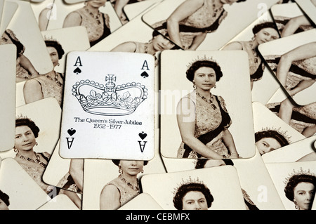 Queen Elizabeth II silver jubilee giocando a carte, Inghilterra, Regno Unito, Europa occidentale. Foto Stock