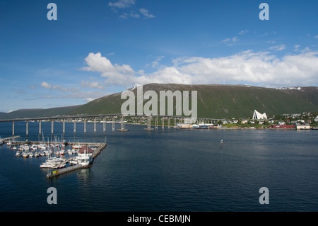 Norvegia tromso. 'Gateway per l'artico'. vela in Tromso attraverso il fiordo haja (aka hajafjorden). Foto Stock