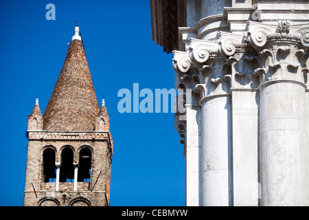 Il campanile (campanile) e il livello di dettaglio della facciata, San Barnaba chiesa, Venezia, Italia Foto Stock