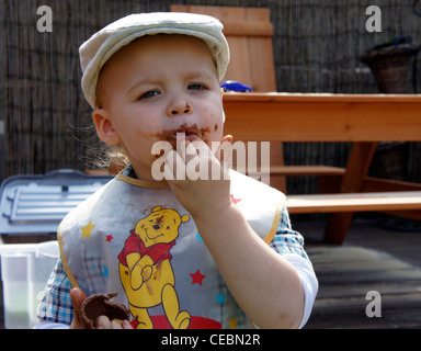 Un giovane bambino gode di uovo di pasqua caccia Foto Stock