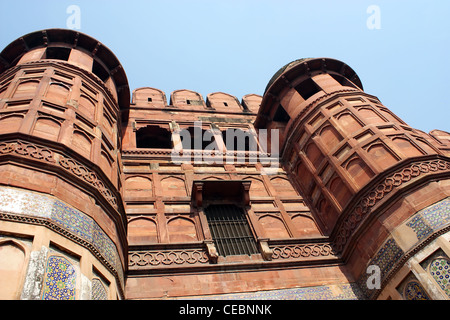 Vista dal basso verso la parte superiore del Forte Rosso torre in India Foto Stock