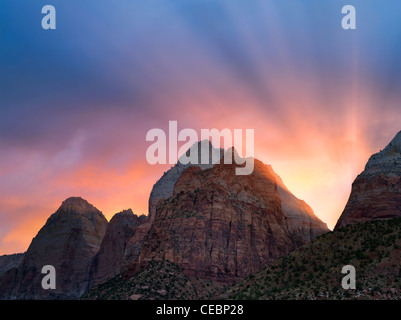 Sunrise e raggi sulle montagne. Parco Nazionale di Zion, Utah Foto Stock