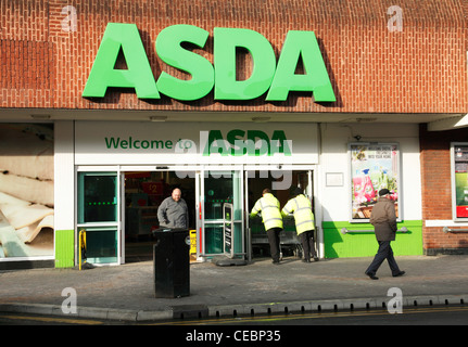 Il supermercato Asda in Arnold, Nottingham, Inghilterra, Regno Unito Foto Stock