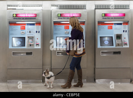 Donna che utilizza ticket machine Foto Stock