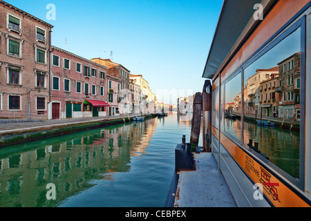 Fermata della barca, Canale di Cannaregio, Venezia, Italia Foto Stock