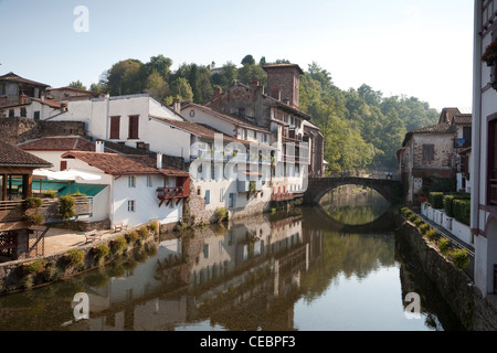 Nive River - Saint-Jean-Pied-de-Port, Paese Basco, Pyrénées-Atlantiques, Aquitaine, Francia Foto Stock