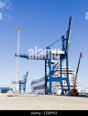 Nave macchine di carico nel porto di Cadiz Spagna. Cadice è una delle più antiche continuamente abitate città d'Europa. Foto Stock