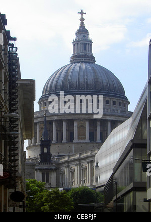 La cattedrale di St Paul Dome di Londra - Visto da Watling Street Foto Stock