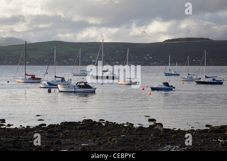 Piccole imbarcazioni ormeggiate nel Firth of Clyde di sera vicino a Gourock, Scotland, Regno Unito Foto Stock