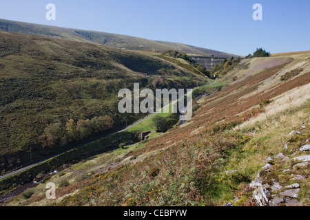 La diga di Grwyne Fawr serbatoio in Montagna Nera di Monmouthshire Gwent nel Galles in autunno Foto Stock