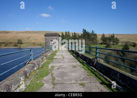 Strada sopra la diga del Grwyne Fawr Reservpoir nella valle di Ewyas, Monmouthshire Gwent nel Galles. Foto Stock