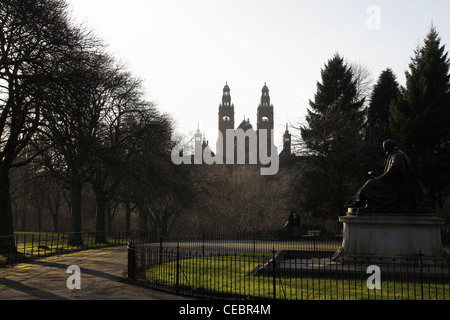 Kelvingrove Park in inverno con la galleria d'arte vittoriana Kelvingrove e il museo sullo sfondo, Glasgow West End, Scozia, Regno Unito Foto Stock