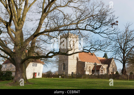 Santa Maria Vergine Chiesa, Matching, Essex, Inghilterra con il banchetto di nozze stanza a sinistra Foto Stock