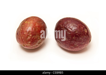 Frutti della passione isolato su un bianco di sfondo per studio. Foto Stock