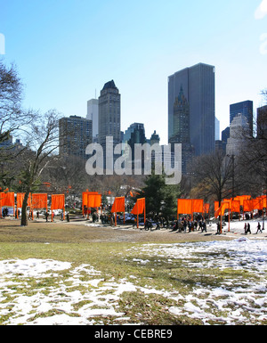 Il Gate è stato un sito-specifica opera d'arte da Christo e Jeanne-Claude nel Central Park di New York nel febbraio 2005 Foto Stock