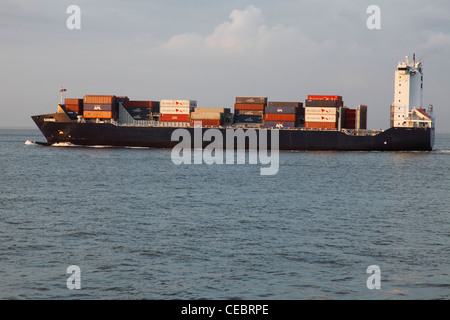 Contenitore nave sul mare del Nord vicino a Cuxhaven Foto Stock