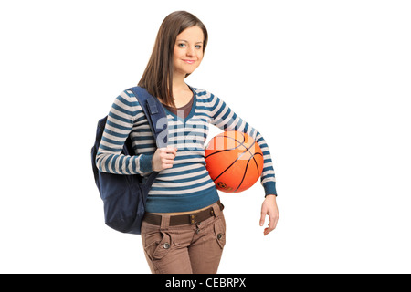 Una giovane ragazza di scuola in possesso di un basket isolato su sfondo bianco Foto Stock