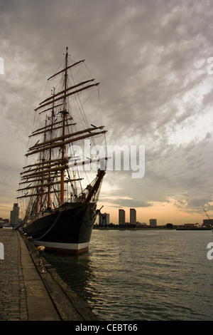 Tallship russa Sedov nel porto di Rotterdam, Paesi Bassi dalla luce della sera Foto Stock