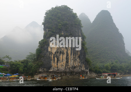 Ripida appuntita calcaree carsiche picchi e tour barche sul fiume Li a Xingping Repubblica Popolare Cinese Foto Stock