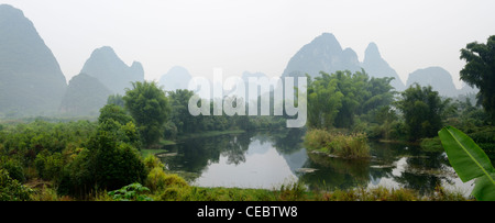 Panorama del Carso receeding cime calcaree di haze sul fiume Yulong Yangshuo Repubblica Popolare Cinese Foto Stock