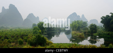 Panorama del Carso receeding cime calcaree di haze sul fiume Yulong Yangshuo Repubblica Popolare Cinese Foto Stock