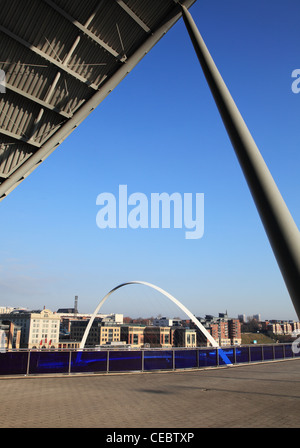 Gateshead Millennium Bridge da sotto il baldacchino della salvia concert hall, North East England Regno Unito Foto Stock