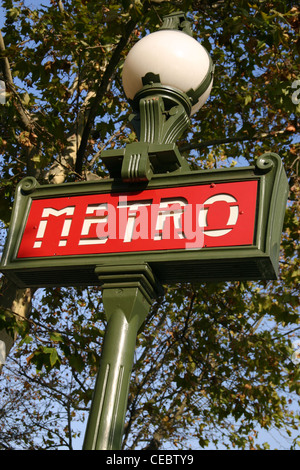 Il Paris Métro o Métropolitain (francese: métro de Paris) è il transito rapido sistema di metropolitana di Parigi, Francia. Foto Stock