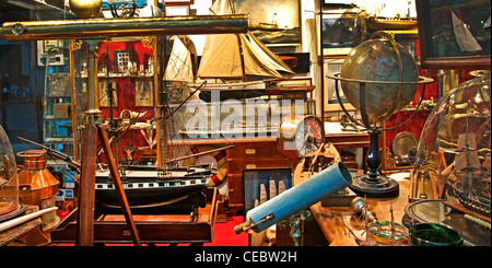 Place de Vosges Marais Parigi nave barca negozio di antiquariato Foto Stock