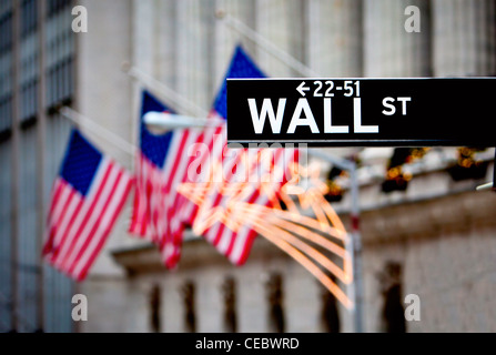 Wall street sign in New York con il New York Stock Exchange sfondo Foto Stock