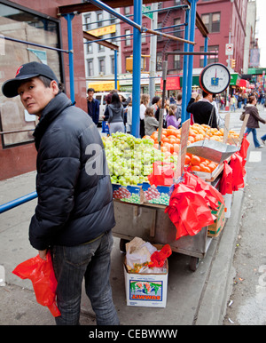NEW YORK - 18 aprile: venditore ambulante di New York famosa China Town su Aprile 18th, 2011 a New York, NY, STATI UNITI D'AMERICA. Foto Stock