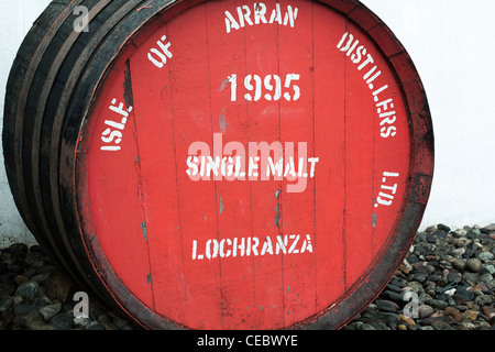 Una botte di Arran Scotch whisky al Isle of Arran Distillery a Lochranza sull'isola di Arran. Foto Stock