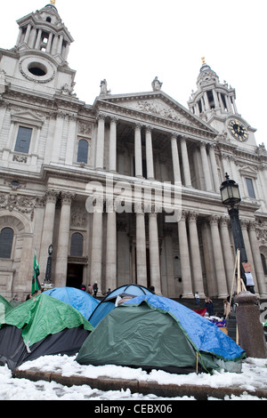 Tende in forma di neve il camp di occupazione al di fuori dalla cattedrale di St Paul. Foto Stock