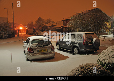 Coperta di neve alloggiamento vicino a Stanwell Moor, Borough di Spelthorne, Surrey, England, Regno Unito Foto Stock