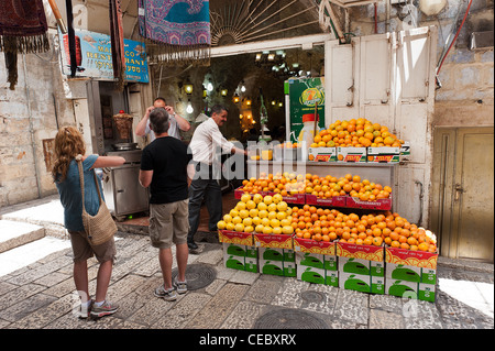 Un piccolo / marocchino Medio Orientale, fast food, juice bar, il negozio e il ristorante presso la Città Vecchia di Gerusalemme in Israele Foto Stock